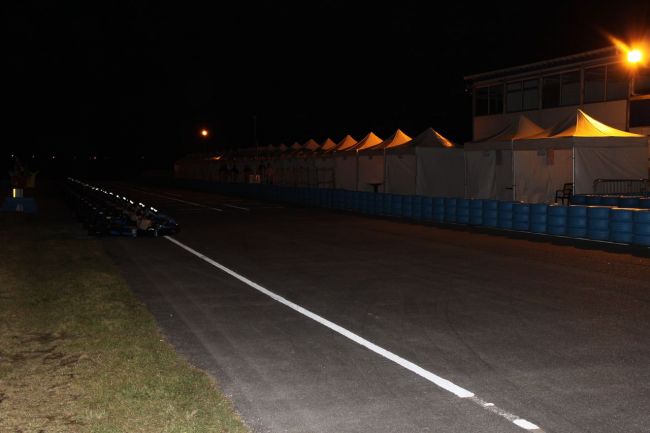 Les stands installés dans la longue ligne droite du circuit de l'Europe